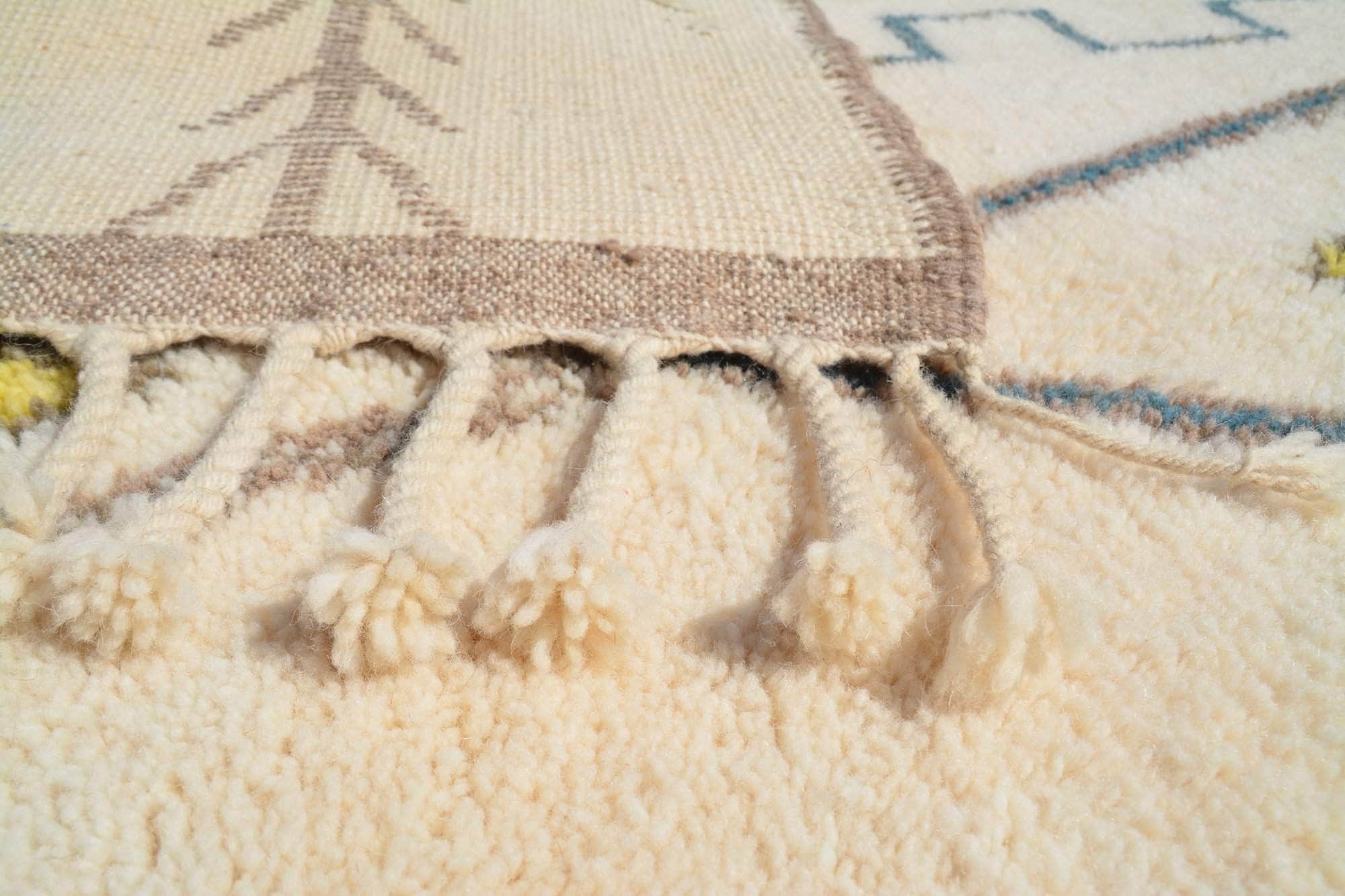 Chasing You (5'0" x 8'0") - Elegant Minimalist Berber Diamond Rug - Image 4