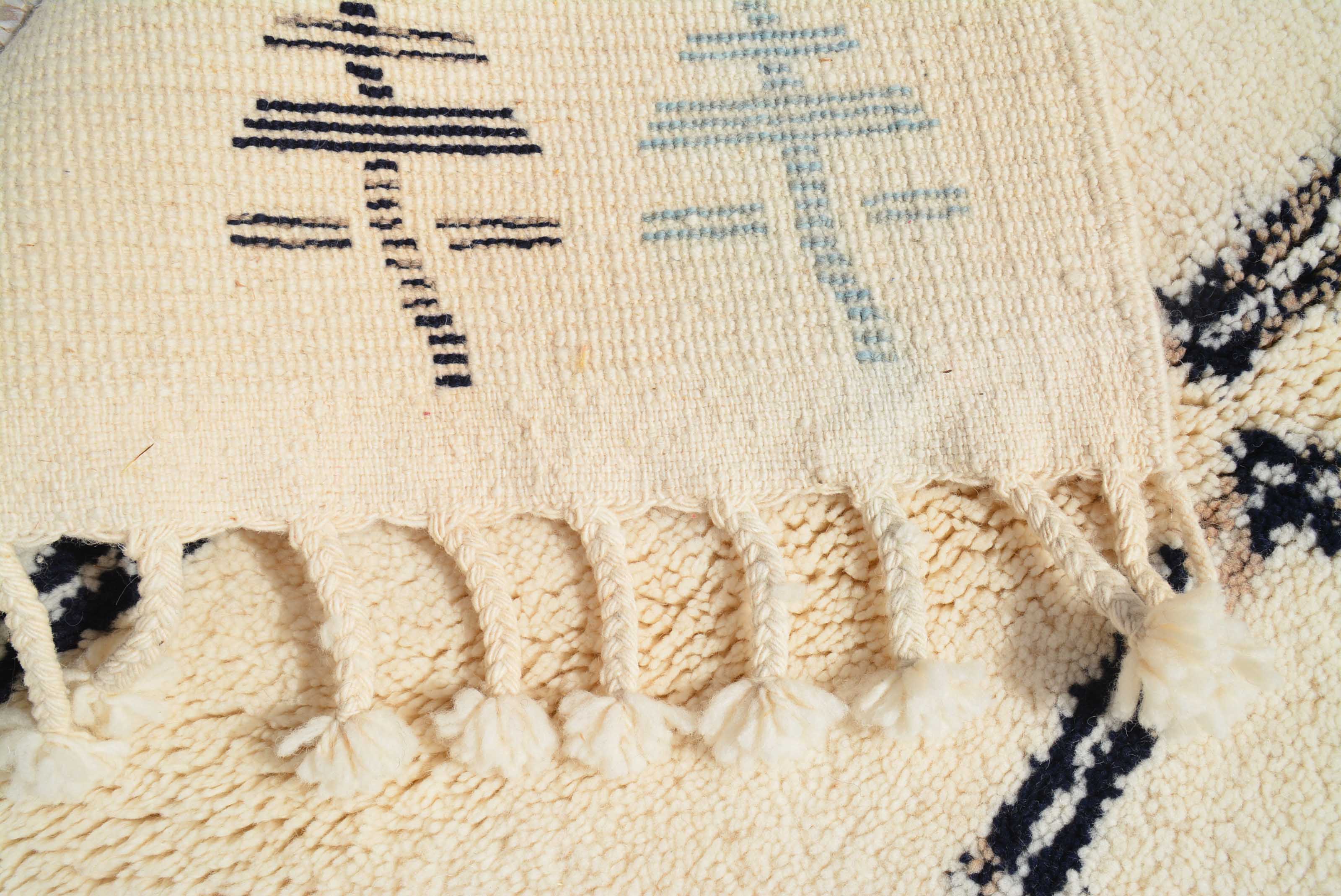 Hermano (5'0" x 8'0") - Abstract Blue & Grey Tribal Diamond Ladder Azilal Rug - Image 4
